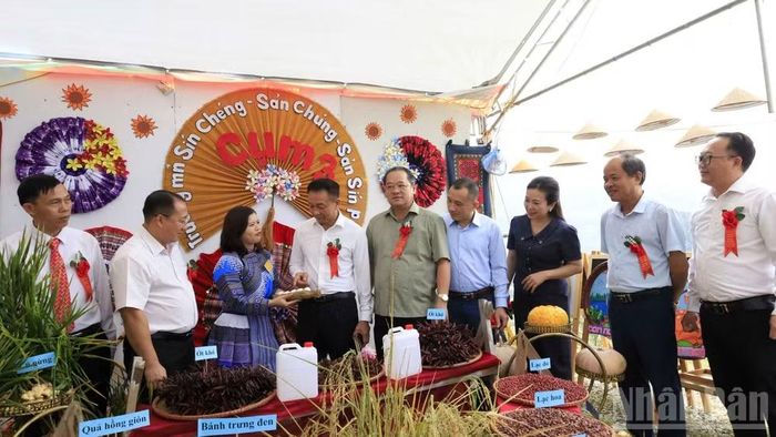 Các đại biểu tham quan gian hàng truyền thống trong khuôn khổ lễ hội.