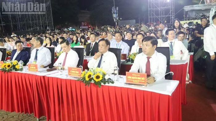 Bí thư Tỉnh ủy Đắk Lắk Lương Nguyễn Minh Triết và các đại biểu dự khai mạc Lễ hội Sầu riêng Đắk Lắk năm 2026. (Ảnh: Nguyễn Công Lý)
