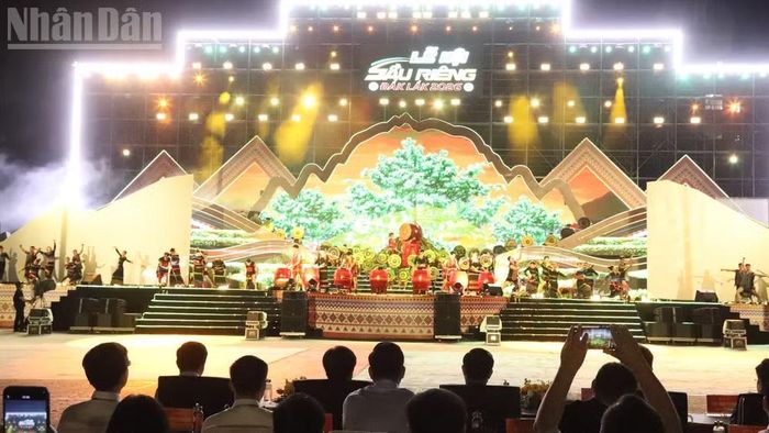 Chương trình nghệ thuật tái hiện quá trình phát triển cây sầu riêng trên đất Đắk Lắk đến kết nối xuất khẩu ra quốc tế và mang lại cuộc sống ấm no, hạnh phúc cho nhân dân các dân tộc cũng như những thay đổi lớn của vùng đất Đắk Lắk hôm nay. (Ảnh: Nguyễn Công Lý)
