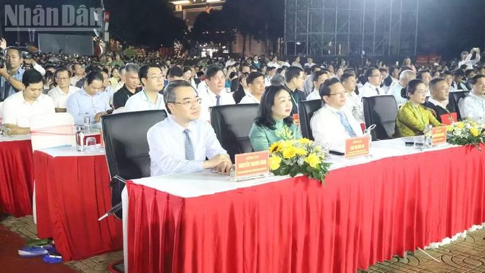 Đồng chí Nguyễn Thanh Nghị, Ủy viên Bộ Chính trị, Bí thư Trung ương Đảng, Trưởng Ban Chính sách Chiến lược Trung ương dự khai mạc Lễ hội Sầu riêng Đắk Lắk năm 2026. (Ảnh: Nguyễn Công Lý)