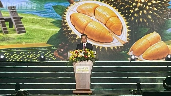 Chủ tịch Ủy ban nhân dân tỉnh Đắk Lắk Đỗ Hữu Huy phát biểu khai mạc Lễ hội Sầu riêng Đắk Lắk năm 2026. (Ảnh: Nguyễn Công Lý)