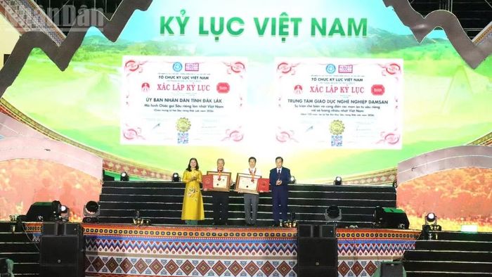 Tại lễ khai mạc, Tổ chức Kỷ lục Việt Nam - VietKings đã trao Bằng chứng nhận 2 Kỷ lục Việt Nam được xác lập tại Lễ hội là “Mô hình chiếc gùi sầu riêng lớn nhất Việt Nam” và “Sự kiện chế biến và công diễn các món ăn từ sầu riêng với số lượng nhiều nhất Việt Nam”. (Ảnh: Nguyễn Công Lý)