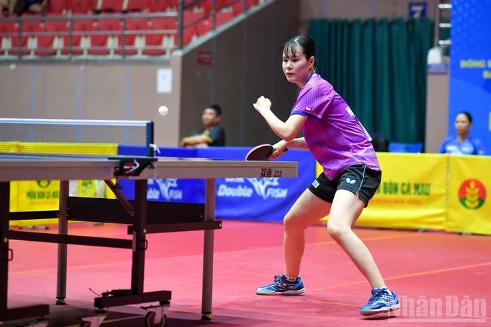 Nguyễn Thị Nga vượt qua Nguyễn Lê Bảo Trân - tay vợt vừa giành chức vô địch đôi nữ cùng Mai Hoàng Mỹ Trang. (Ảnh: THẾ ĐẠI)