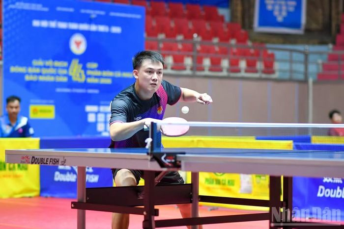 Bùi Thế Nghĩa xuất sắc vượt qua Vũ Mạnh Huy để đi tiếp. (Ảnh: THẾ ĐẠI)