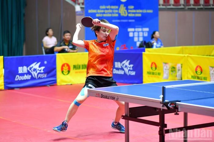 Diệu Khánh thể hiện bản lĩnh của một trong những nữ tay vợt hàng đầu Việt Nam. (Ảnh: THẾ ĐẠI)