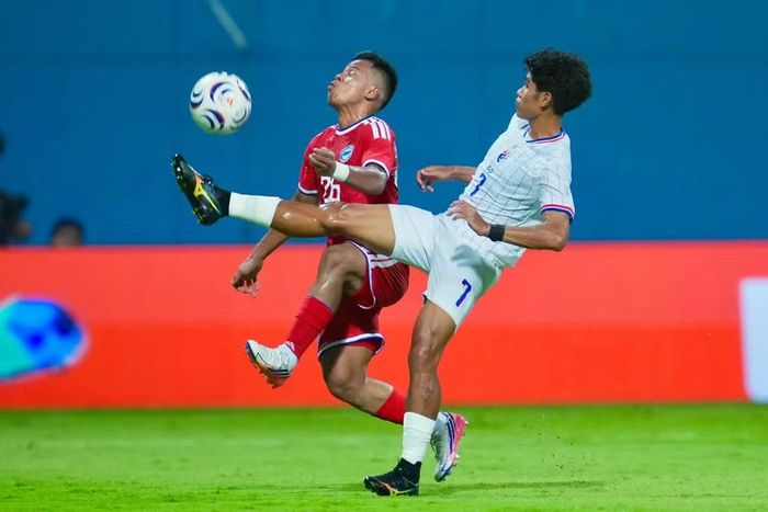 Đụng độ quyết liệt khu vực trung tuyến. (Ảnh: FA Thailand)