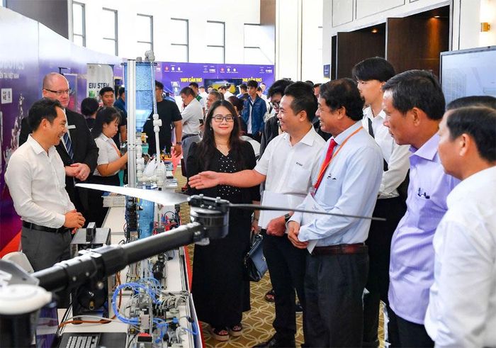Lãnh đạo thành phố tham quan các công nghệ thúc đẩy hoạt động ĐMST, khởi nghiệp sáng tạo tại sự kiện do TP Cần Thơ tổ chức.
