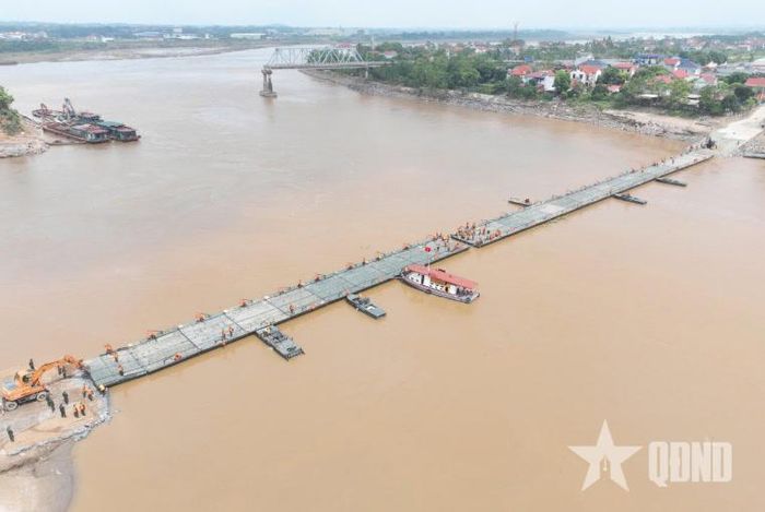 Cán bộ, chiến sĩ Lữ đoàn 249 (Binh chủng Công binh) bắc cầu phao qua sông Lô (tỉnh Phú Thọ). Ảnh: VĂN TIẾN