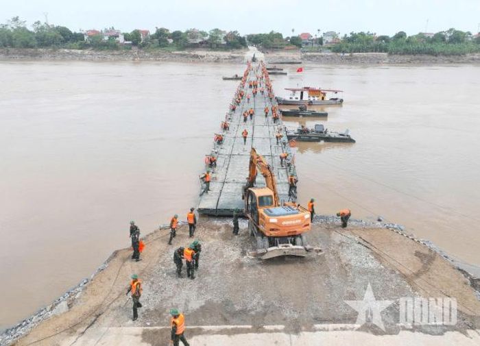 Cán bộ, chiến sĩ Lữ đoàn 249 (Binh chủng Công binh) bắc cầu phao qua sông Lô (tỉnh Phú Thọ). Ảnh: VĂN TIẾN