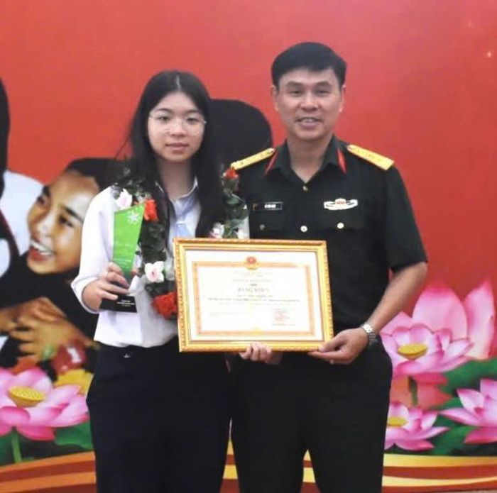 Vũ Trần Phương Anh cùng bố tại Hội nghị tuyên dương học sinh tiêu biểu, xuất sắc là con cán bộ, nhân viên trong Quân đội lần thứ VI.