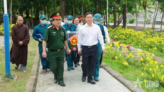 Đồng chí Nguyễn Đình Trung, Ủy viên Trung ương Đảng, Bí thư Thành ủy Huế và Đại tá Lê Hồng Việt, Chính ủy Bộ CHQS TP Huế di chuyển hài cốt liệt sĩ về khu vực lấy mẫu.