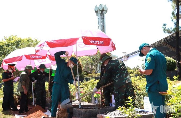 Công tác lấy mẫu hài cốt liệt sĩ tại Nghĩa trang liệt sĩ TP Huế.