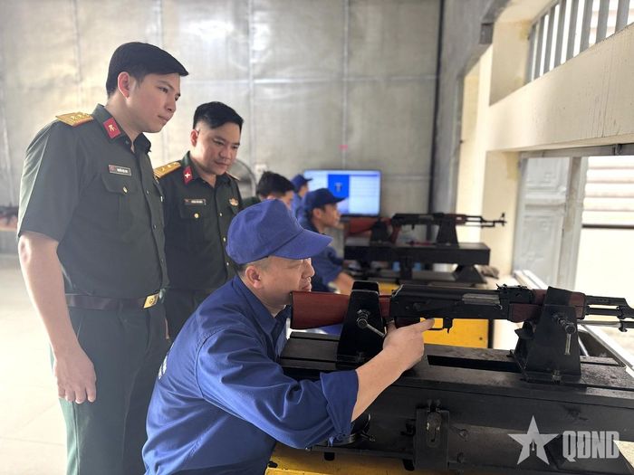   Bắn kiểm tra hiệu chỉnh súng bộ binh tại Xưởng X79, Cục Hậu cần-Kỹ thuật, Quân khu 1. 