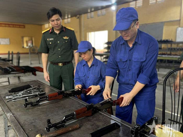  Tổng lắp súng.