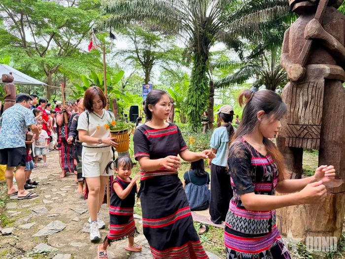 Du khách cùng tham gia các điệu múa truyền thống của các dân tộc tại chương trình dân ca, dân vũ “Buôn làng kể chuyện” .