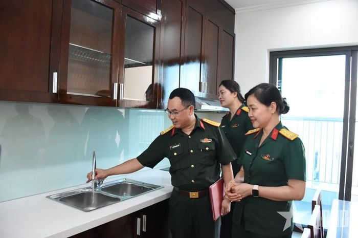 Các đại biểu tham quan căn hộ nhà ở công vụ Tổng cục Chính trị tại phường Khương Đình, TP Hà Nội, khánh thành và đưa vào sử dụng vào tháng 4-2026. Ảnh minh họa: qdnd.vn