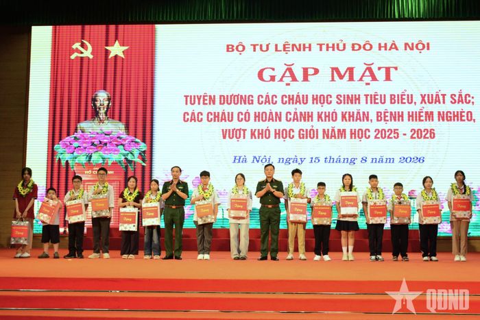 Thủ trưởng Bộ tư lệnh Thủ đô Hà Nội trao quà tặng các cháu học sinh có hoàn cảnh khó khăn, vượt khó học giỏi năm học 2025-2026. 
