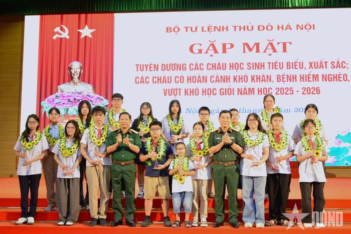  Thủ trưởng Bộ tư lệnh Thủ đô Hà Nội trao hoa, biểu trưng tặng các cháu học sinh tiêu biểu là con em cán bộ, nhân viên Bộ tư lệnh năm học 2025-2026. 