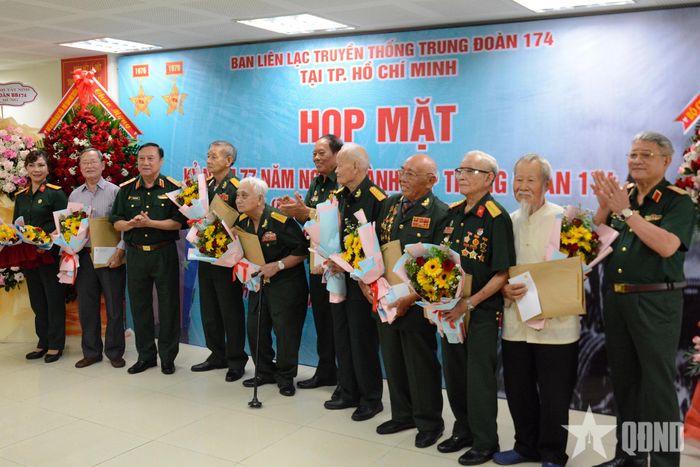 Trao quà tặng các cựu chiến binh lão thành và cựu chiến binh có hoàn cảnh khó khăn. 