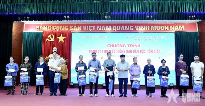 Trao quà tặng các hộ cận nghèo trên địa bàn xã Yên Xuân.