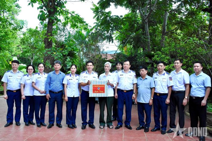 Đoàn công tác Cảnh sát biển đến thăm, động viên và tặng quà các gia đình thương binh nặng, nạn nhân chất độc da cam/dioxin trên địa bàn xã Yên Xuân.  