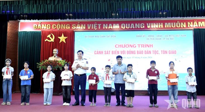 Trao học bổng tặng các em học sinh có hoàn cảnh khó khăn vượt khó trong học tập trên địa bàn xã Yên Xuân.