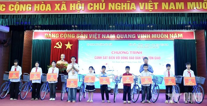 Trao xe đạp tặng các em học sinh có hoàn cảnh khó khăn trên địa bàn xã Yên Xuân.
