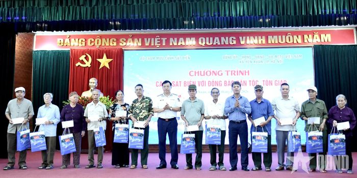 Trao quà tặng các gia đình chính sách trên địa bàn xã Yên Xuân. 