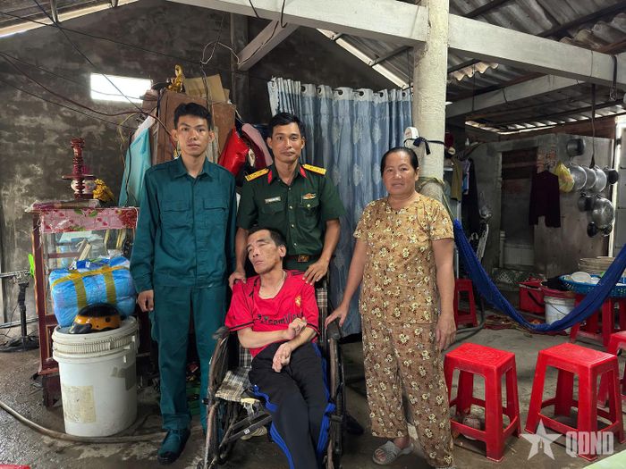 Ban CHQS xã Hưng Mỹ thăm anh Trần Văn Nhẫn ở ấp Vịnh Gốc, nạn nhân nhiễm chất độc hóa học.