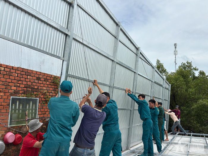 Ban CHQS xã Hưng Mỹ (Cà Mau) giúp gia đình ông Trần Văn Đệ nạn nhân chất độc hóa học do di chứng chiến tranh ở ấp Tân Hưng Đông dựng căn nhà mới.