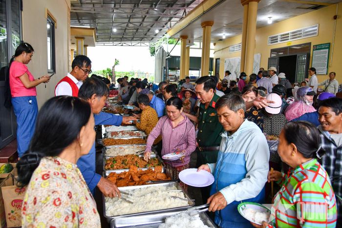 Ban tổ chức hỗ trợ buffet chay miễn phí cho người dân.