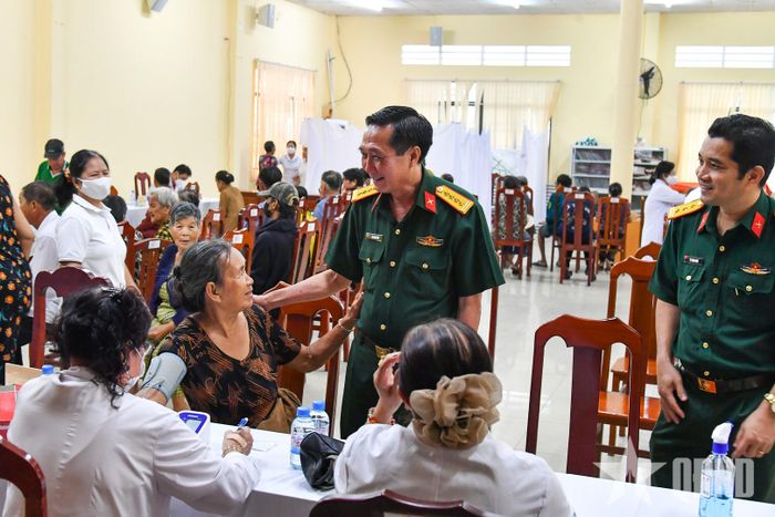 Đại tá Cao Minh Tâm thăm hỏi sức khỏe người dân đến khám bệnh.