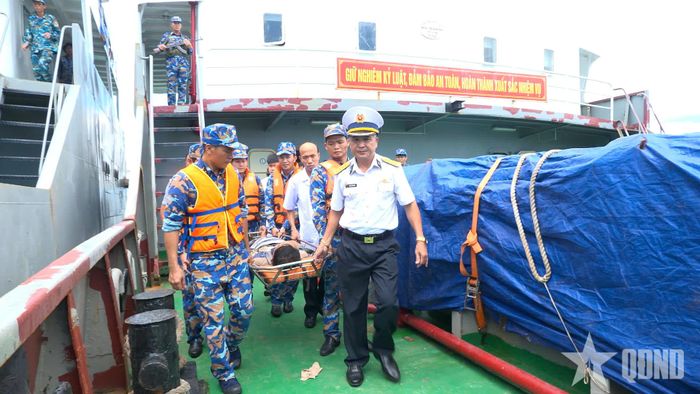  Bộ đội Hải quân đưa ngư dân Nguyễn Đức Quốc từ Tàu TS16 lên bờ. 