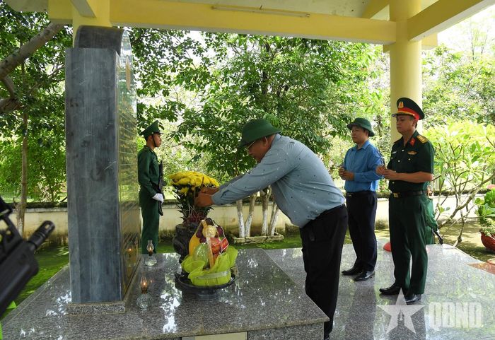  Đoàn công tác đến dâng hương tưởng niệm các anh hùng liệt sĩ tại khu vực Đồn Biên phòng Cửa khẩu Đắk Ruê.