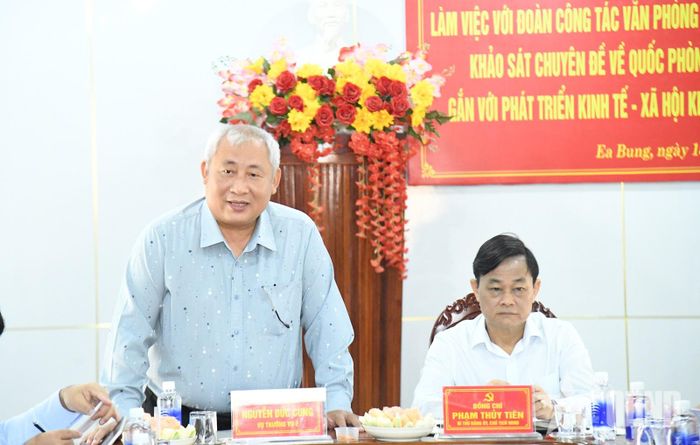  Đồng chí Nguyễn Đức Cung phát biểu tại buổi làm việc với cấp ủy, chính quyền xã Ea Bung.
