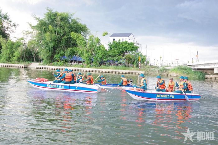 Phường Vỹ Dạ tập huấn nội dung điều khiển thuyền cứu hộ. 