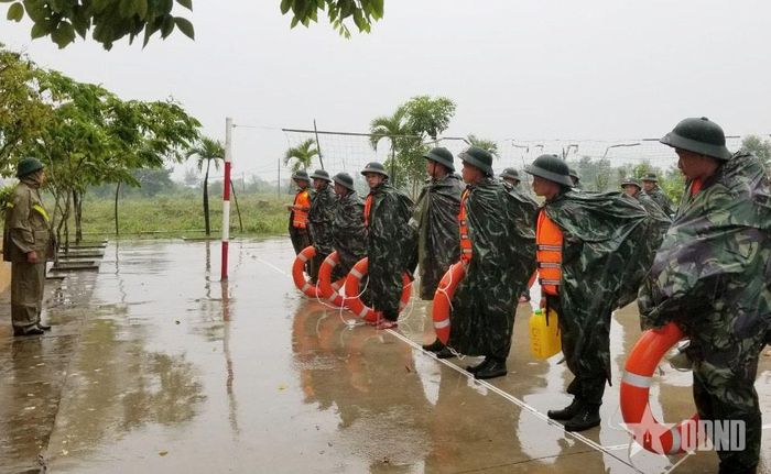 Trung đoàn 6 (Bộ CHQS thành phố Huế) báo động luyện tập phương án phòng, chống bão lụt. 