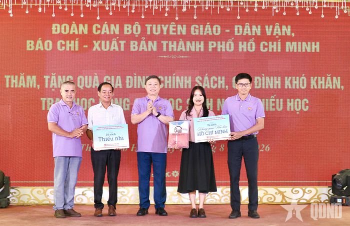 Đồng chí Dương Anh Đức, Trưởng ban Tuyên giáo và Dân vận Thành ủy TP Hồ Chí Minh (đứng giữa) cùng các đại biểu trao những tủ sách tặng TP Huế. 