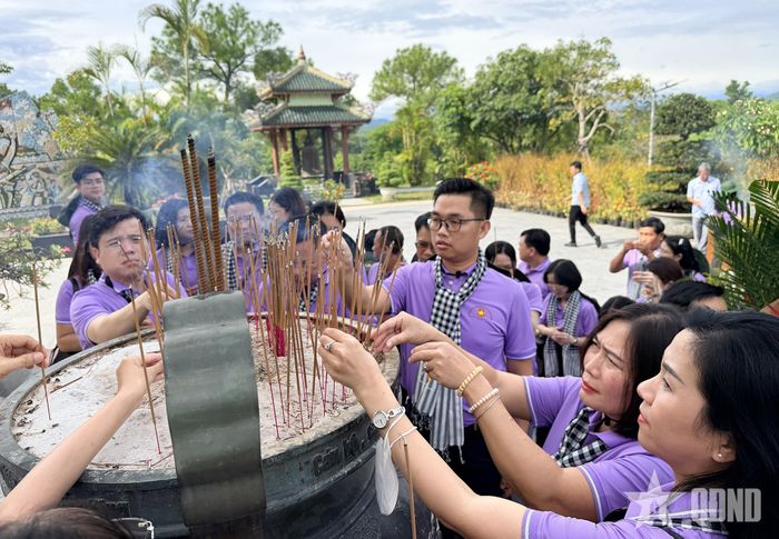  Các đại biểu dâng hương tưởng niệm anh hùng liệt sĩ tại Nghĩa trang Liệt sĩ TP Huế.