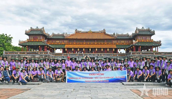 Cán bộ tuyên giáo - dân vận, báo chí - xuất bản TP Hồ Chí Minh tham quan, học tập truyền thống tại Quần thể di tích Cố đô Huế.