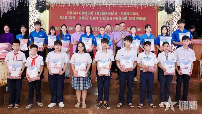 Đoàn công tác trao học bổng, quà tặng học sinh có hoàn cảnh khó khăn của TP Huế. 