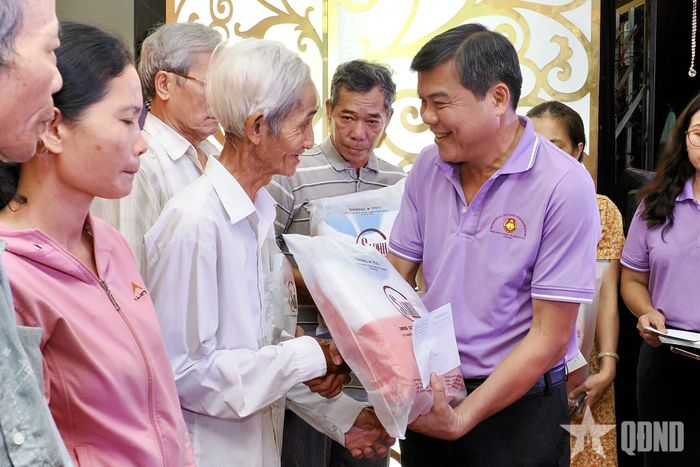 Đại diện Ban Tuyên giáo và Dân vận Thành ủy TP Hồ Chí Minh trao quà tặng các hộ dân có hoàn cảnh khó khăn tại TP Huế. 