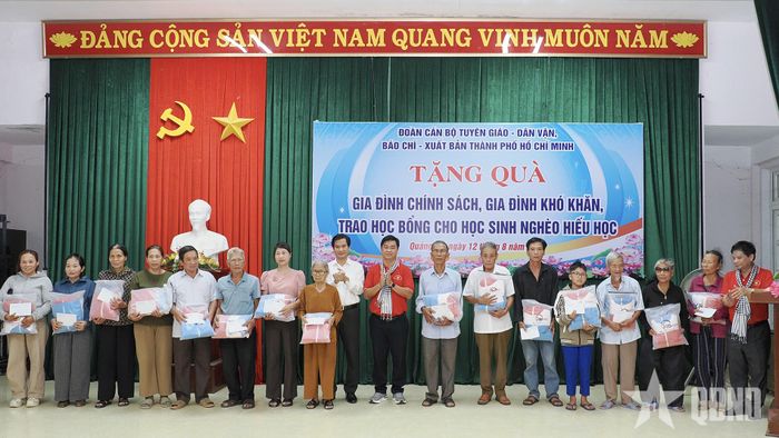  Đại diện Ban Tuyên giáo và Dân vận Thành ủy TP Hồ Chí Minh trao quà tặng các hộ dân có hoàn cảnh khó khăn tại xã Ái Tử, tỉnh Quảng Trị.