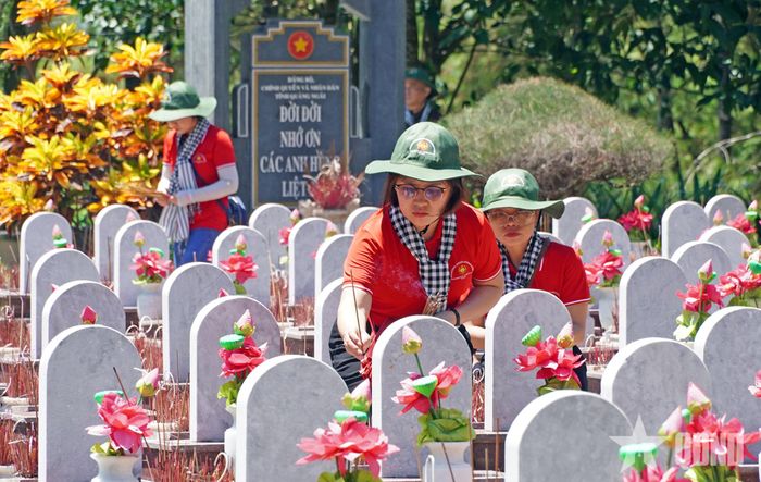 Cán bộ, phóng viên, biên tập viên dâng hương tưởng niệm các anh hùng liệt sĩ.