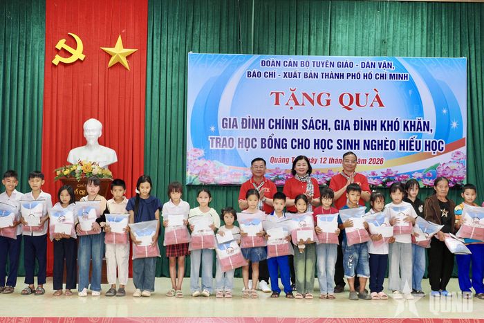 Đoàn công tác trao học bổng, quà tặng học sinh xã Ái Tử, tỉnh Quảng Trị. 