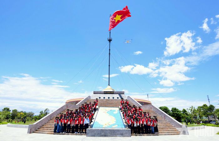 Đoàn học tập truyền thống tại Di tích Cột cờ Giới tuyến (hay Cột cờ Hiền Lương), tỉnh Quảng Trị. 