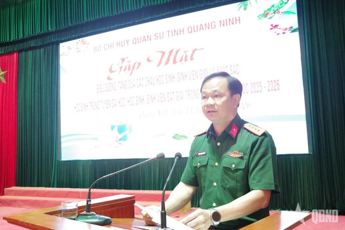 Đại tá Hoàng Văn Thuyết, Chính ủy Bộ CHQS tỉnh Quảng Ninh, phát biểu tại buổi gặp mặt.