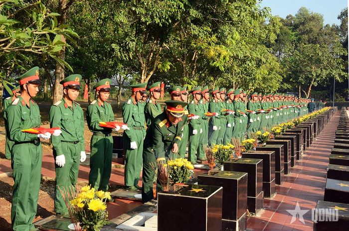 Cựu chiến binh thắp hương tưởng niệm các anh hùng liệt sĩ tại Nghĩa trang liệt sĩ Bình Phước. 