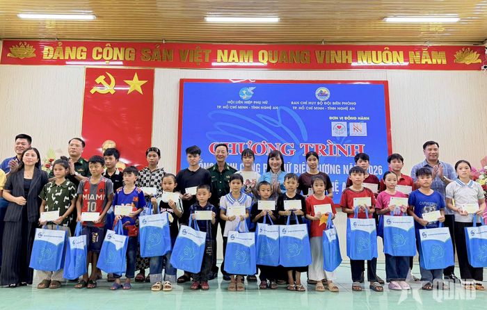  Trao quà an sinh hỗ trợ học sinh có hoàn cảnh khó khăn.