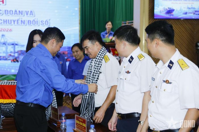  Lãnh đạo Tỉnh đoàn Đồng Tháp tặng khăn rằn, lưu giữ tình cảm và dấu ấn giao lưu với Đoàn công tác Tân Cảng Sài Gòn.  